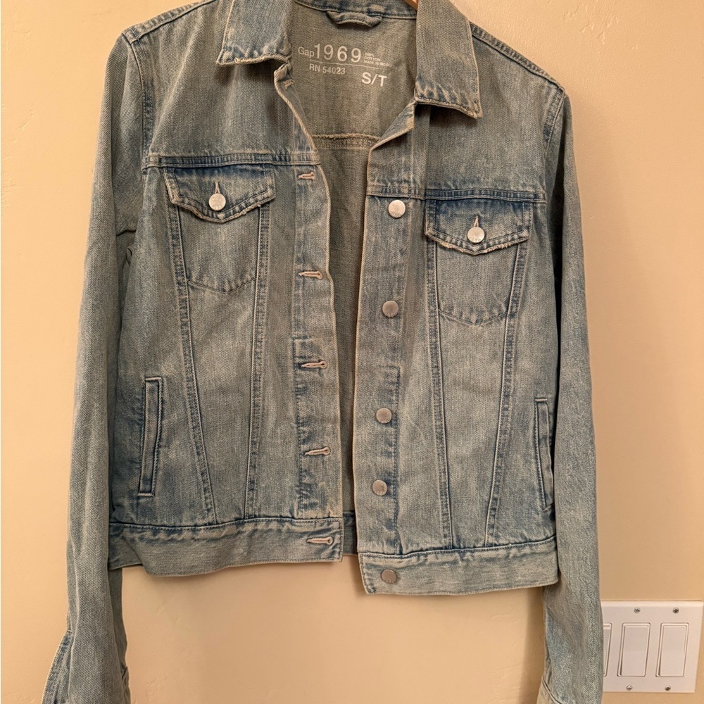 GAP Women's Classic Denim Jacket - Faded Blue